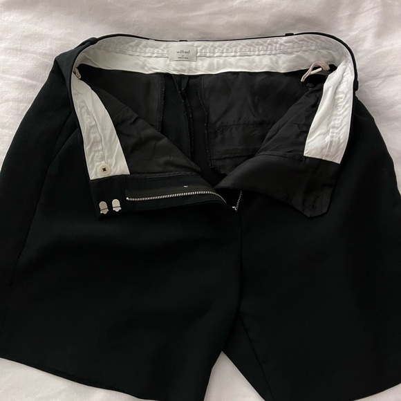 Aritzia Wilfred Effortless shorts. Size 10. Length 7” - Picture 2 of 3